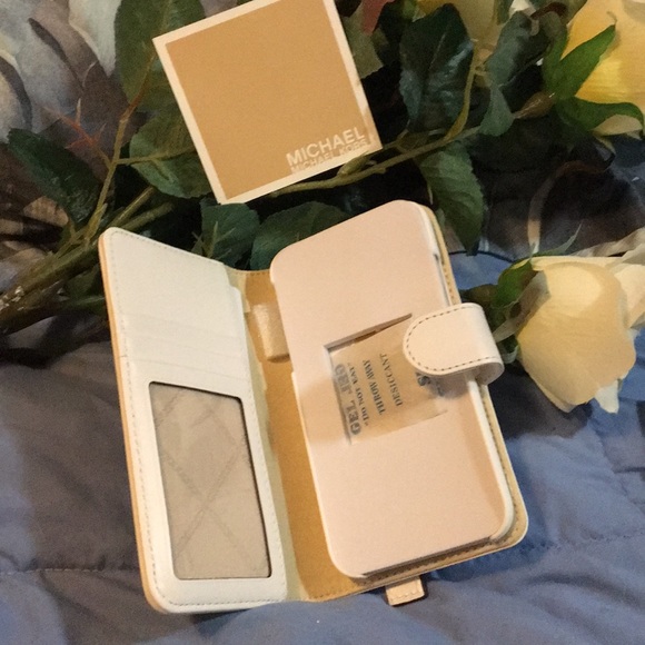 iPhone 7 Michael Kors Hand-Strap Wristlet - Picture 3 of 8